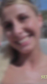 Blonde tietmuis naakt in Mallorca