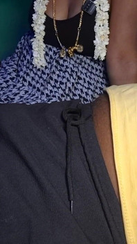 Minha madrasta toca meu pau para deixar sua buceta molhada.