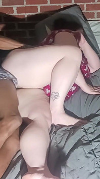 La baveuse Lynn baise cette grosse chatte bien avec une jambe en l’air