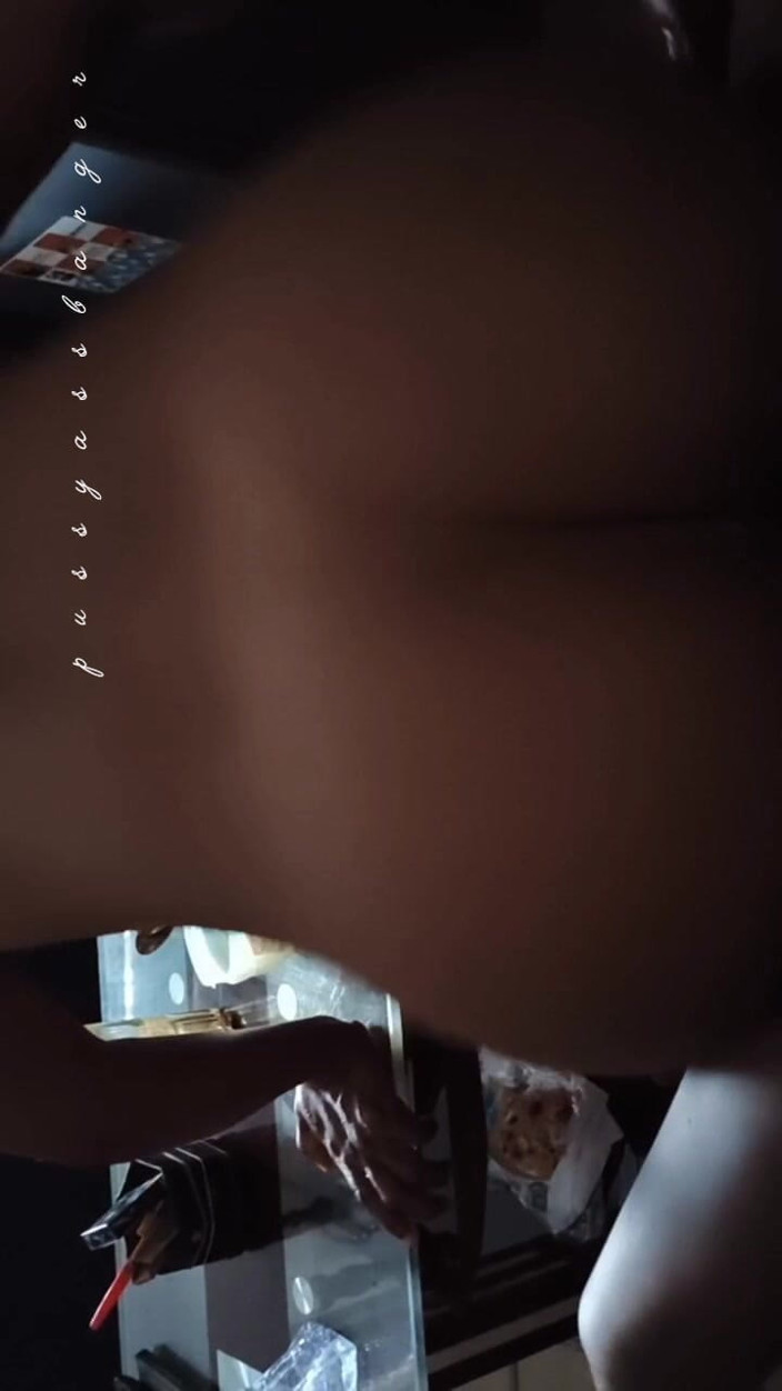 Gifttoobaby: Gagică matură Twerk pe pula monstruoasă și ejaculează