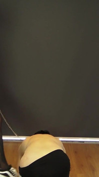 발로 차서 노예를 지배하고 다른 도구로 때리기