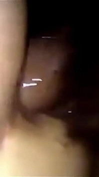 Она взяла большой хуй в ее тугую задницу и вздрогнула, не будучи в состоянии принять его. Молодая девушка распустилась