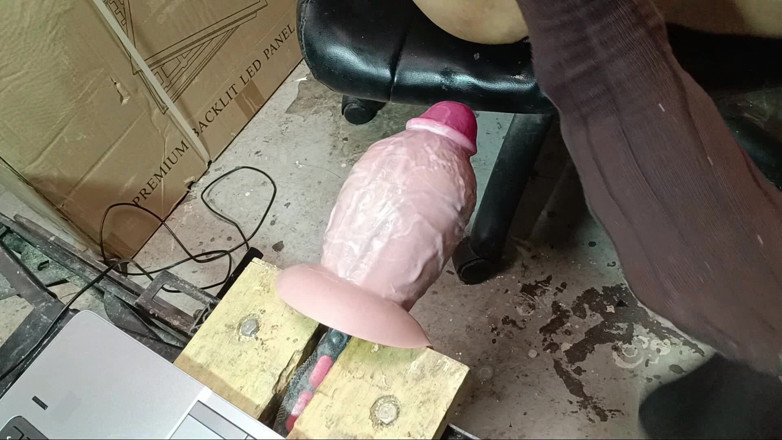 Elgloton: Un enorme dildo dentro il glutone
