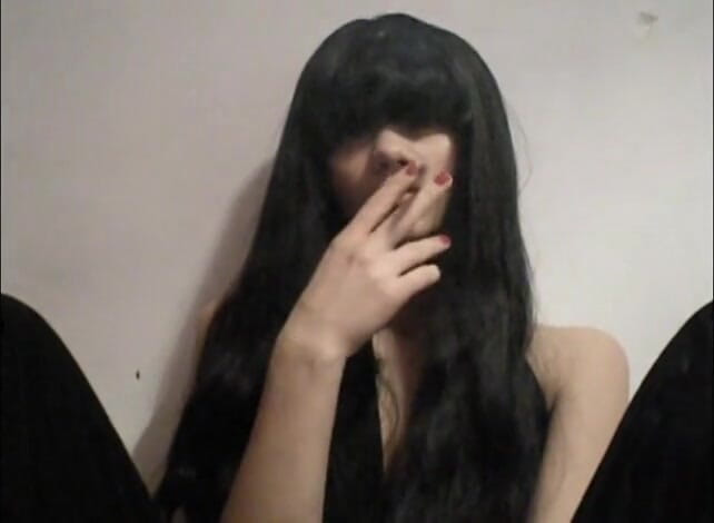 Femdom Austria: Cagna dai capelli lunghi che fuma una sigaretta