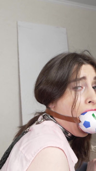Ragazza carina viene imbavagliata e il culo distrutto