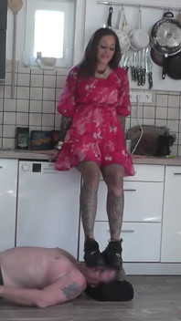 O escravo sob as botas da amante Cleo