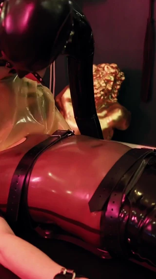Rubber pervs: Facesitting on the Rubberslave