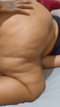 太ったいたずらっ子が恋人にセックスを呼ぶ