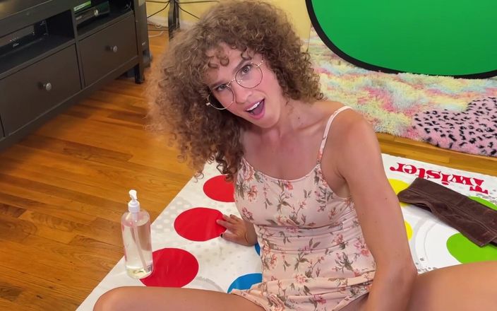 VibeWithMommy: Hayran filmleri, Yahudi üvey annenin twister oyunu sırasında kamera arkası sırasında...