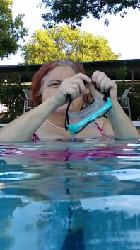 Som, plaisir sous l’eau avec Vicki, infirmière sexy à grosse beauté