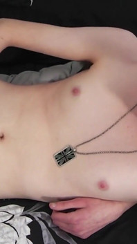 Il magro ragazzo inglese si masturba il suo bel cazzo