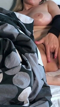 Suami saya mendapat tahu bahawa saya adalah pelacur dengan orang yang tidak dikenali di cam di chatroulette semasa ketiadaannya 2/9