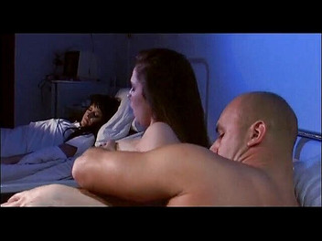 Just X Star: Di notte viene inculata nel suo letto d'ospedale