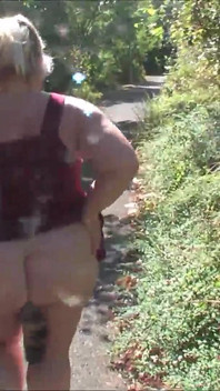 Yol köprüsünde yürüyüş ve striptiz