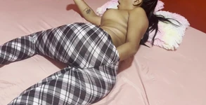 Üvey oğlum varken porno izliyorum, uyandı ve üzerime başladı.