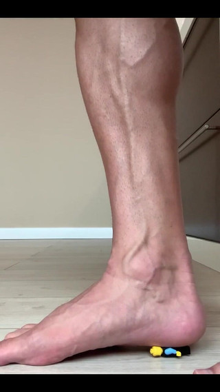 Jasons feet: Winzige hat angst vor dem Riesen