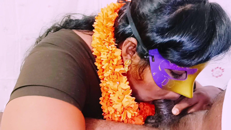 Telugu honey lips: Kızgın üvey anne oral seks üvey oğlunun yarağını dövüyor. Telugu edepsizce konuşuyor.