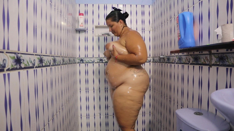 Lexly_16: Chica Gordita Se Ducha Y Enseña Todo El Coño Y...