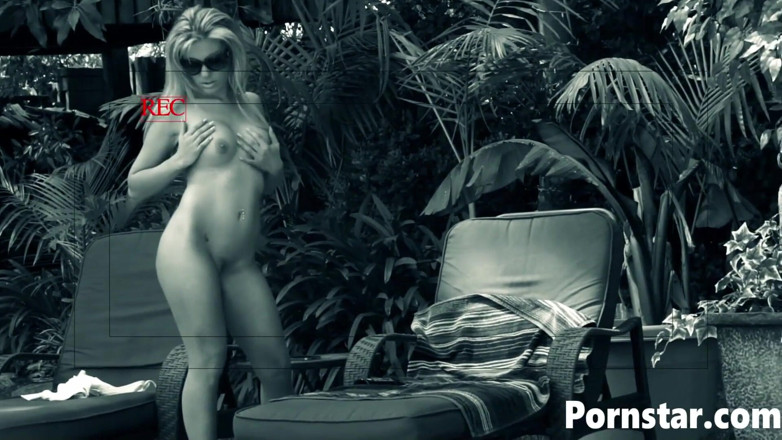 Pornstars: Loira Aubrey Addams chupa pau grande ao ar livre