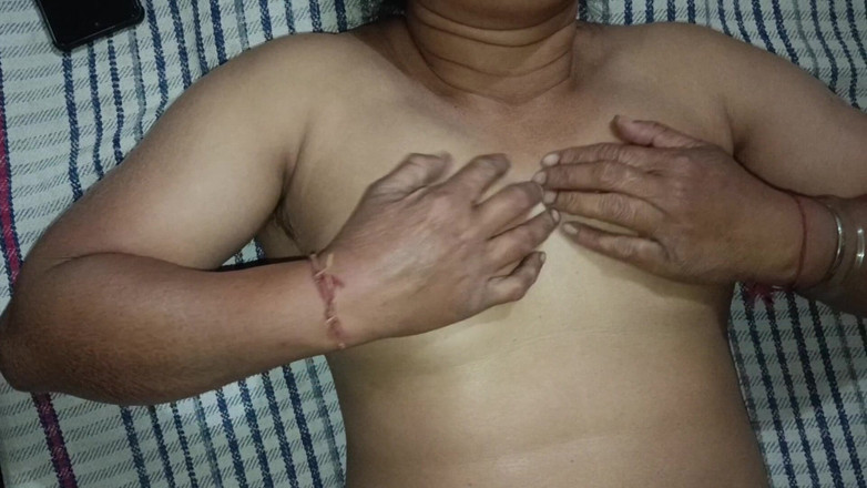 MHM: "echte ehefrau neckt sich selbst und drückt ihre möpse - langsame...