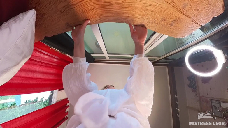 Mistress Legs: Geoliede grote kont op gezicht zitten in witte netkousen - zwaar...