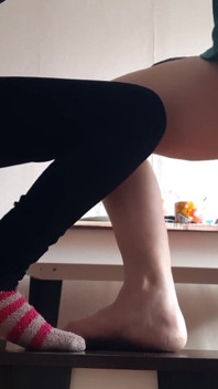 Người phụ nữ trung niên và sinh viên thủ dâm trên ghế