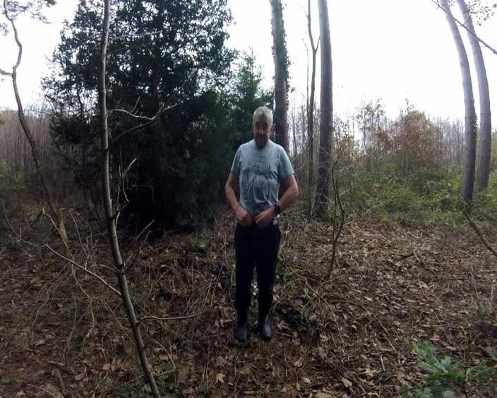 Andy: Fuori per una passeggiata nuda nei boschi