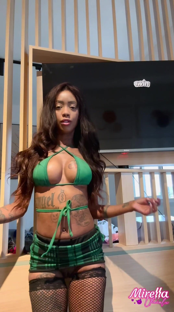 Mirellaoficialx: Rambut cokelat terlalu panas