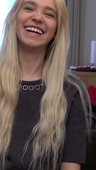 Blond brud greppar lila vibrator med styggt leende