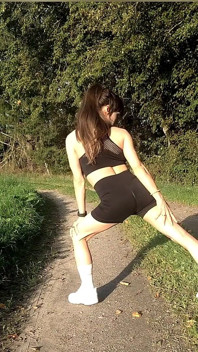 Dolu mesane ile koşu! Büyük bir ışınla harika travesti ıslatıyor!