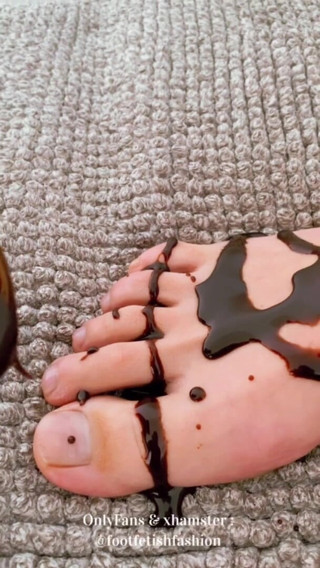 FootFetishFashion: Masaż stóp czekoladą, część 1/2