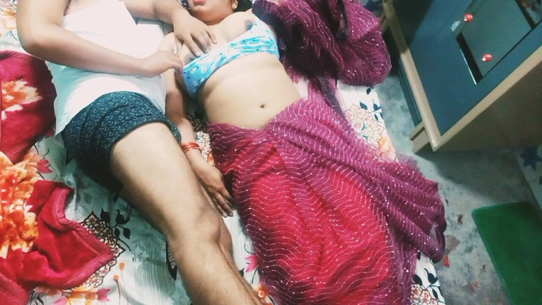 Manjushukla: Kakak ipar india yang cantik dengan kain sosis warna merah.