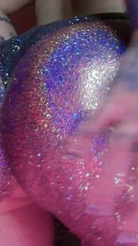 Alternatieve meisjesolie een kont masseren en billenkoek door Glitters
