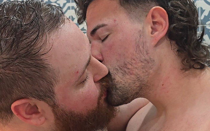 KurisuRedPanda: Big Bear stapt onder mijn douche en neukt uiteindelijk mijn...