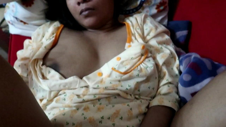 Megacute9999: Asyalı bebek kendini çıplak gösteriyor ve amını parmaklıyor