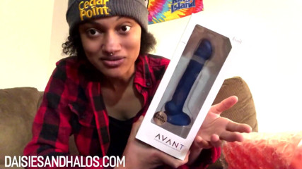 Daisiesandhalos: Unboxing con il mio dildo