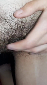 Kami pertama kali masturbasi memek berbulu