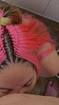 Roze haar Duitse stiefzus geeft pov pijpbeurt aan jongen na betrapt onder de douche
