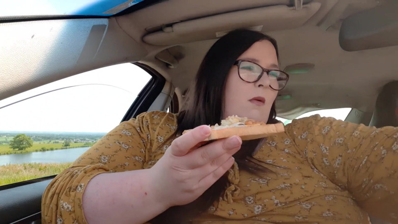 SSBBWLadyBrads: Kankam arabada yemek yiyor