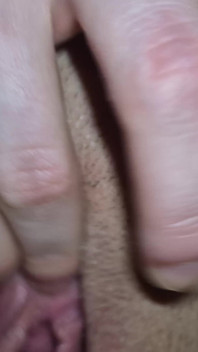 Pelacur kecil ayah tiri lagi asik ngentot dildo ukuran raksasa