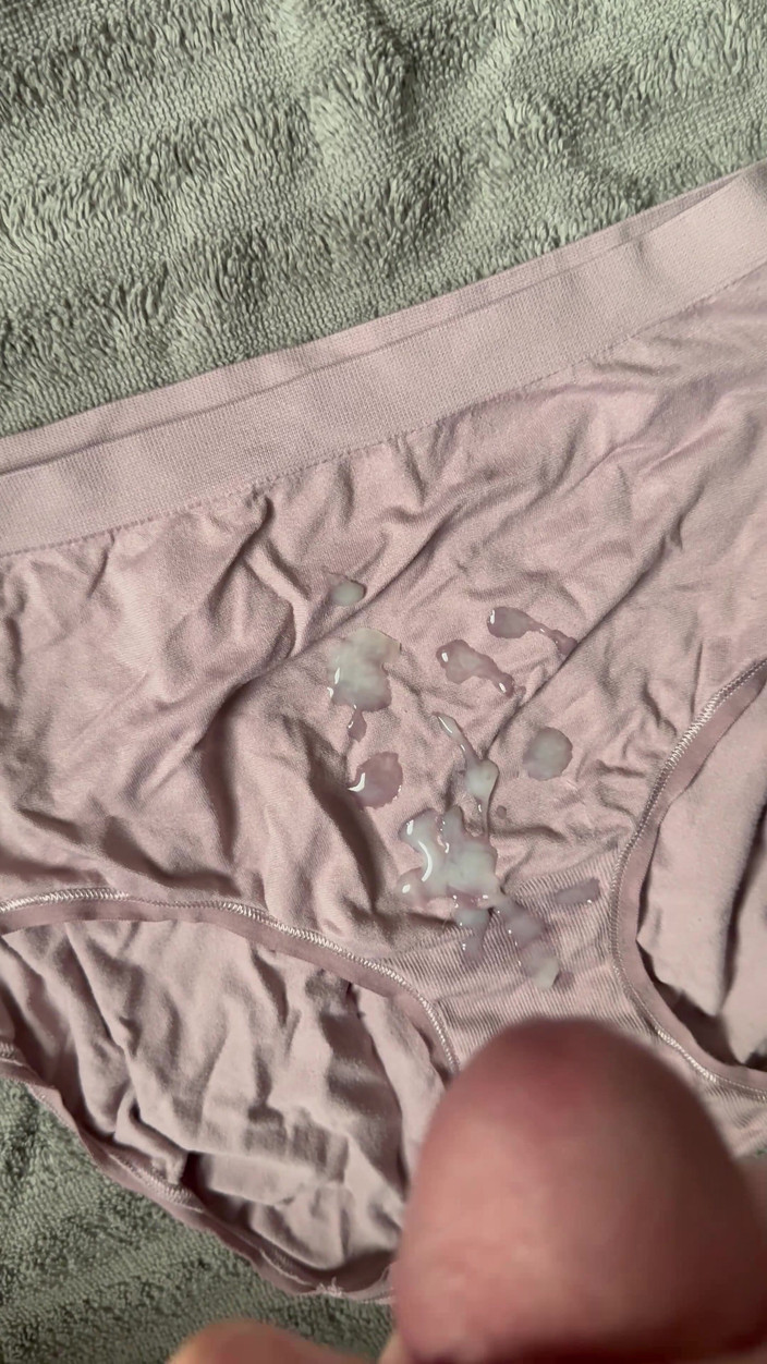 CumDaily: Vyvrcholení na kalhotky manželky 8