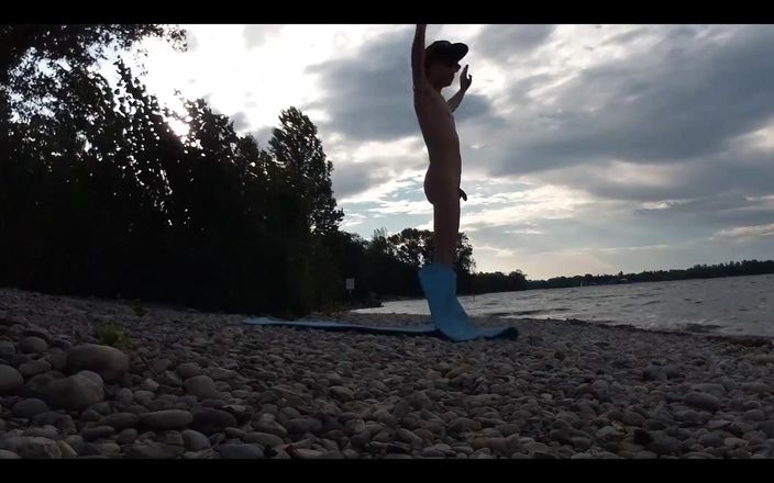 Jon Arteen: İnce nüdist çocuk, natürist bir plajda yoga çıplak yapıyor. Jon Arteen gay...