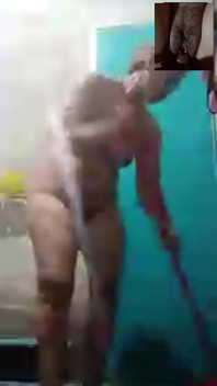 Krásná nahá ve sprše mě velmi těší