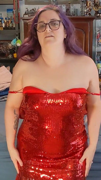 Une chaudasse mariée danse et se déshabille en robe rouge !