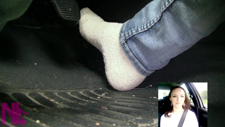 Nyllady: Pedal memompa dan mengemudi hanya dengan kaus kaki putih terry