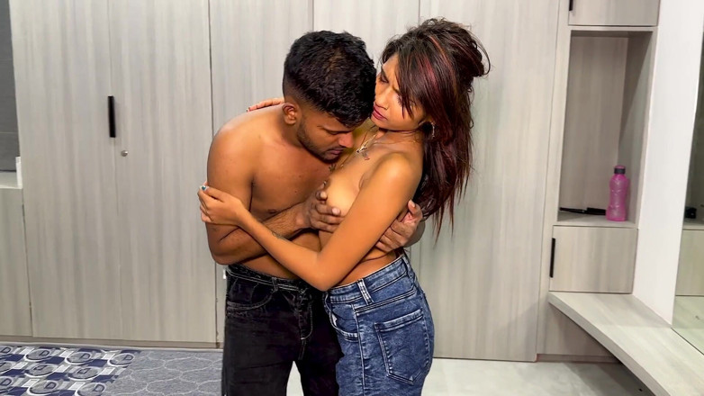 Desi Maal studios: Suasana hati pacarku dipijat dengan pijatan seks sambil dipijat dengan...