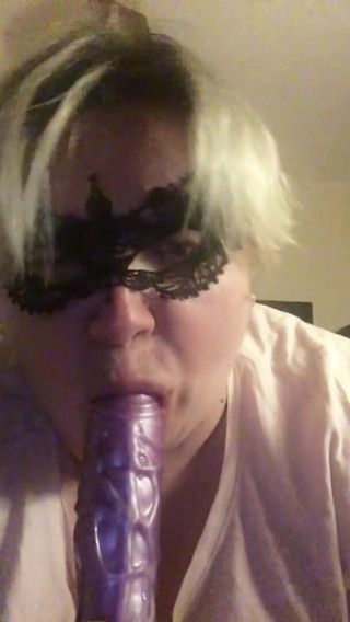 Real homemade BBW BBC porn: Bbwbootyful bú sâu vào họng con cu giả 12 inch của...