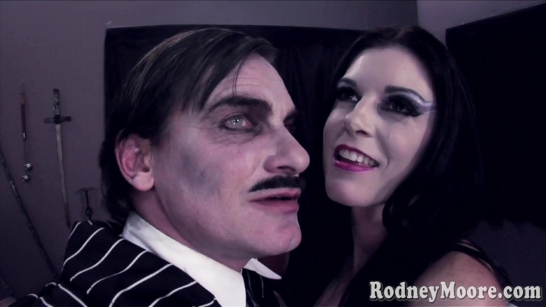 Rodney Moore: Morticia parody ke roop men India Summer