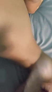 Mastermeat1 büyük göğüslerini teşhir ediyor sonra üvey erkek kardeşi ateşli seksi domaltarak büyük şişman götünü sikiyor