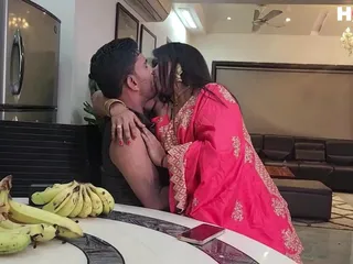 Riesige möpse, indische MILF Bhabhi strippt Sari und fickt mit Devar Ji